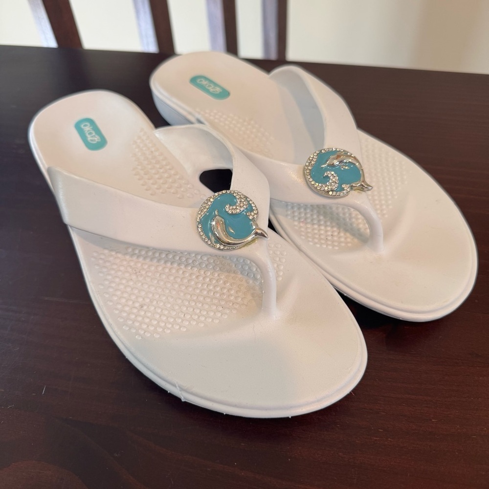 Oka B White Dolphins flip flops size Large (10-11) - Picture 2 of 10